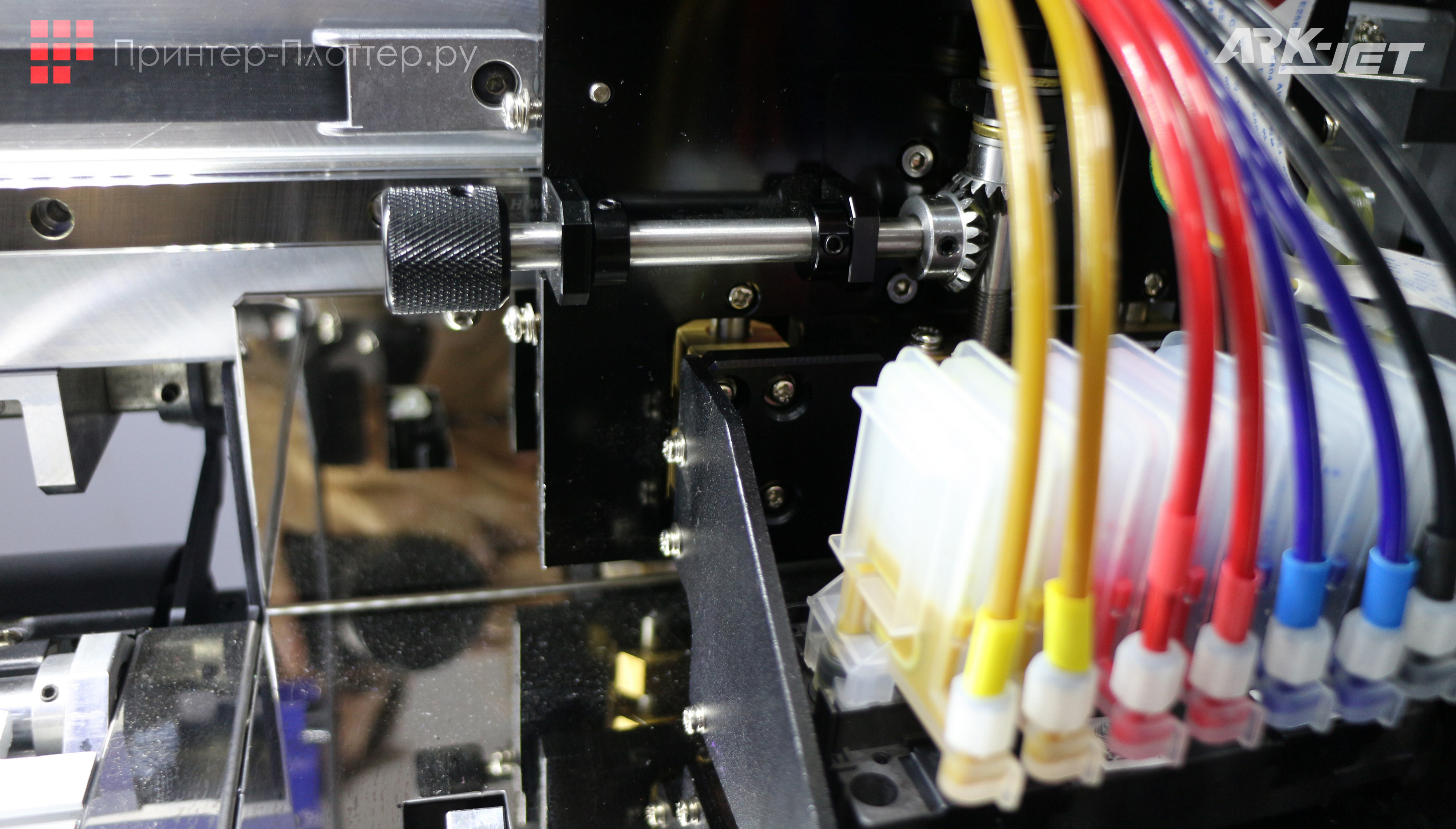 ARK-JET SOL 1600. Удобная ручная регулировка высоты головки над материалом